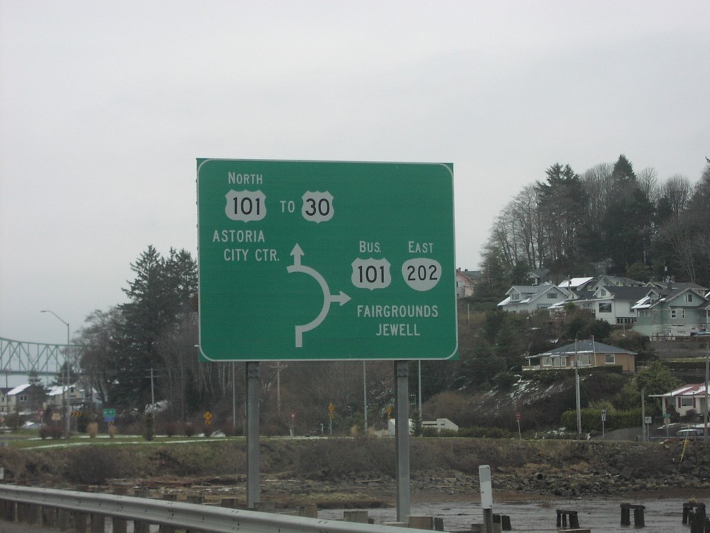 US-101 North at OR-202 South - Roundabout