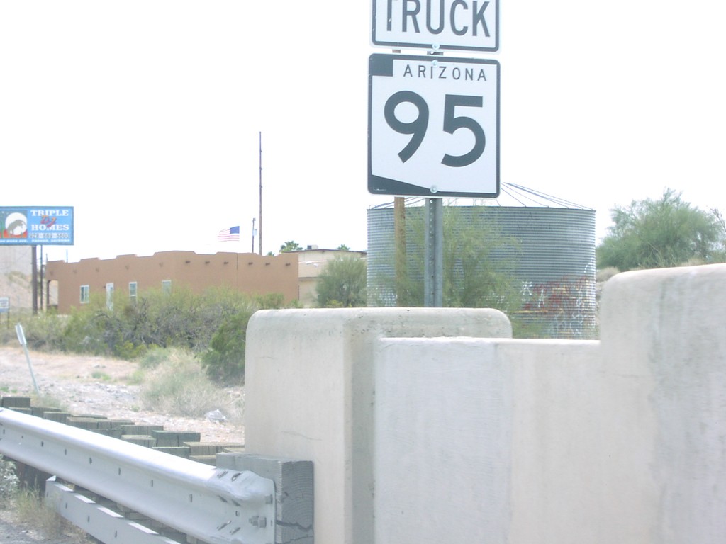 Truck AZ-95 West - At California/Arizona Line