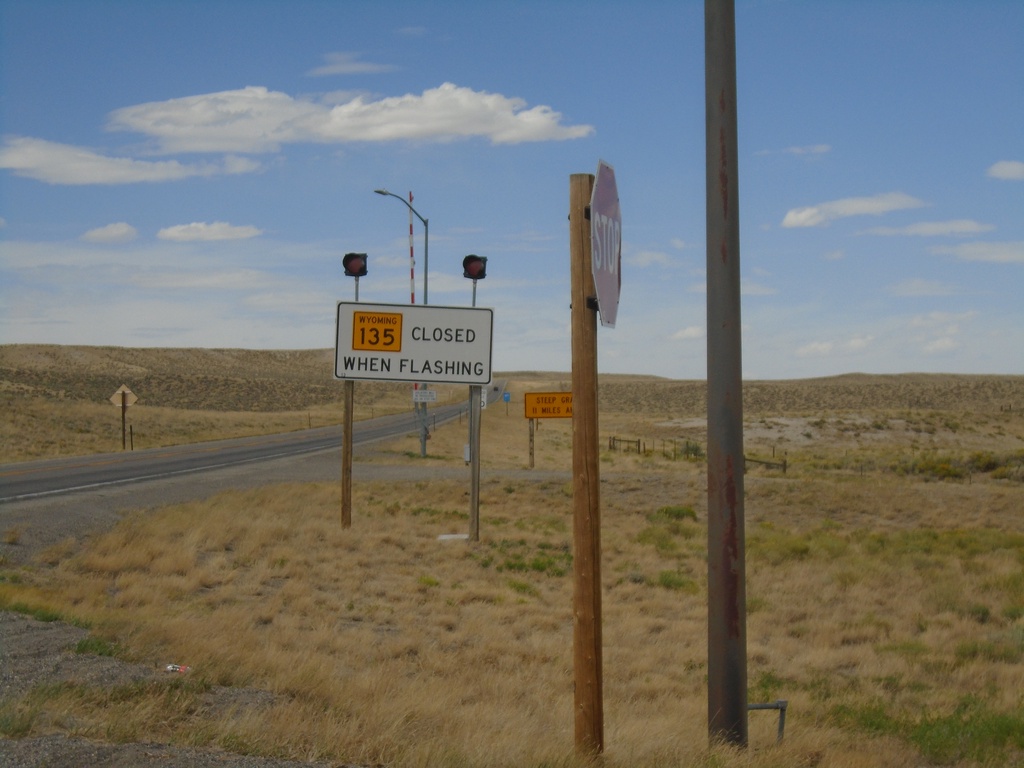 WY-135 North - Road Closed When Flashing