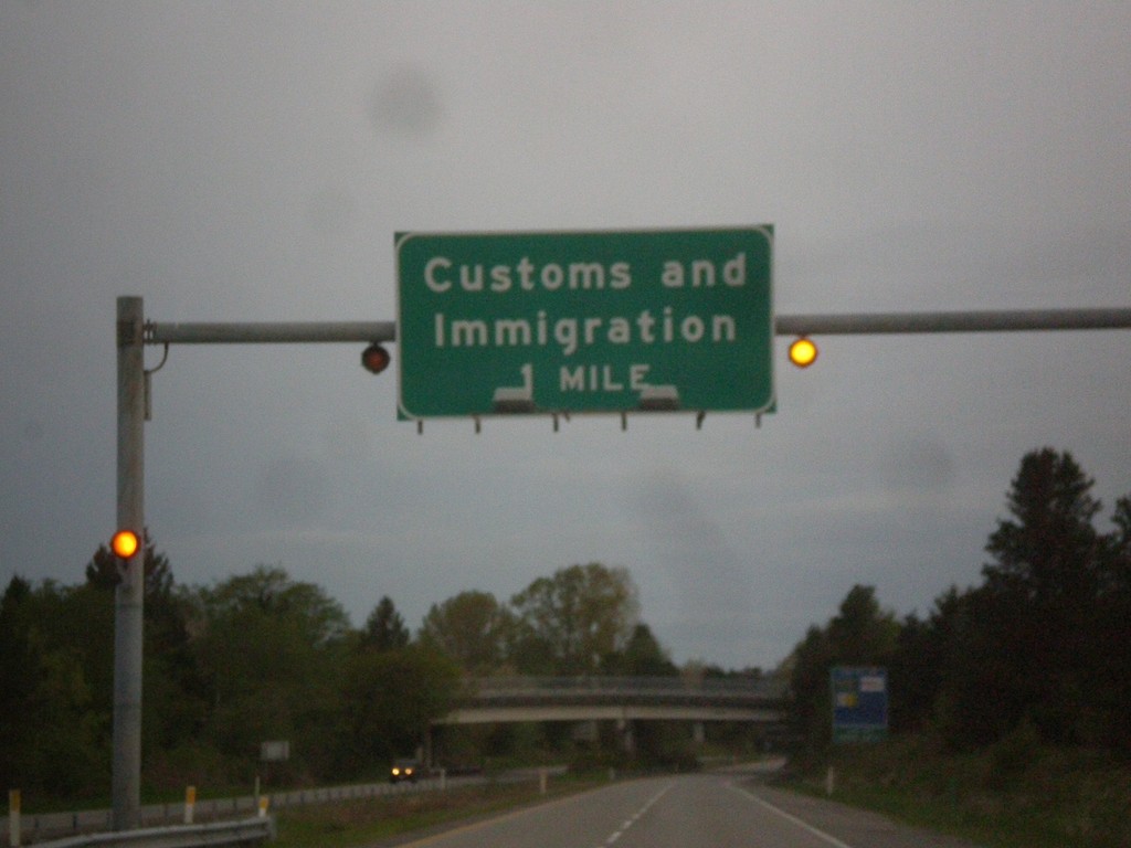 I-5 North - Customs and Immigrations 1 Mile