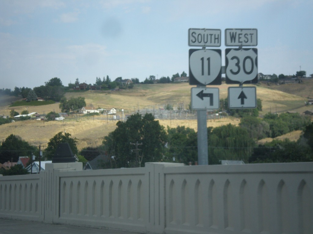 US-30 West/OR-11 South (Court St.) at US-30/OR-11 Split