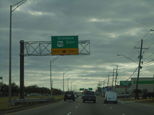 Use Left Lanes for Bus. US-90 East