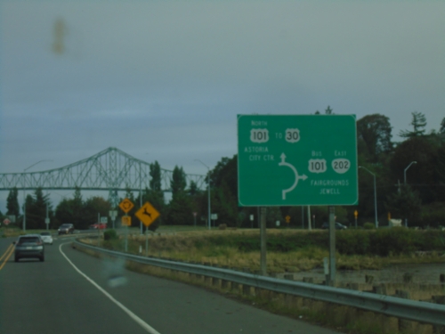 US-101 North at OR-202 South - Roundabout