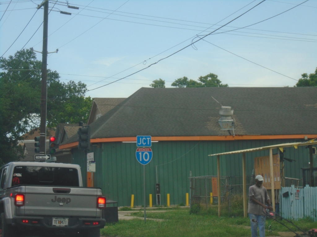 LA-3021 North Approaching I-10
